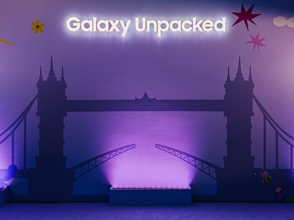 Napis Galaxy Unpacked na tle stylizowanego Tower Bridge podczas wydarzenia Samsung Galaxy Unpacked 2026 w Londynie.