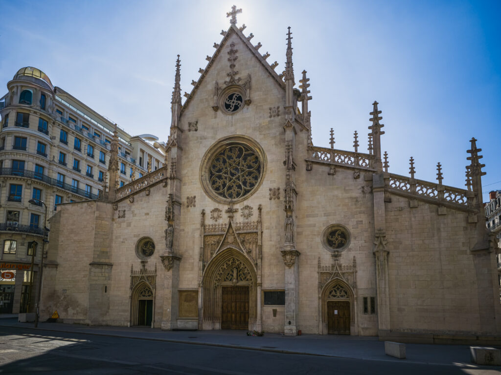 Fasada kościoła Saint-Bonaventure w Lyonie z gotycką rozetą i ozdobnymi detalami architektonicznymi
