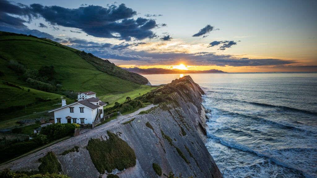 Klify i wybrzeże Zumaia w Kraju Basków o zachodzie słońca
