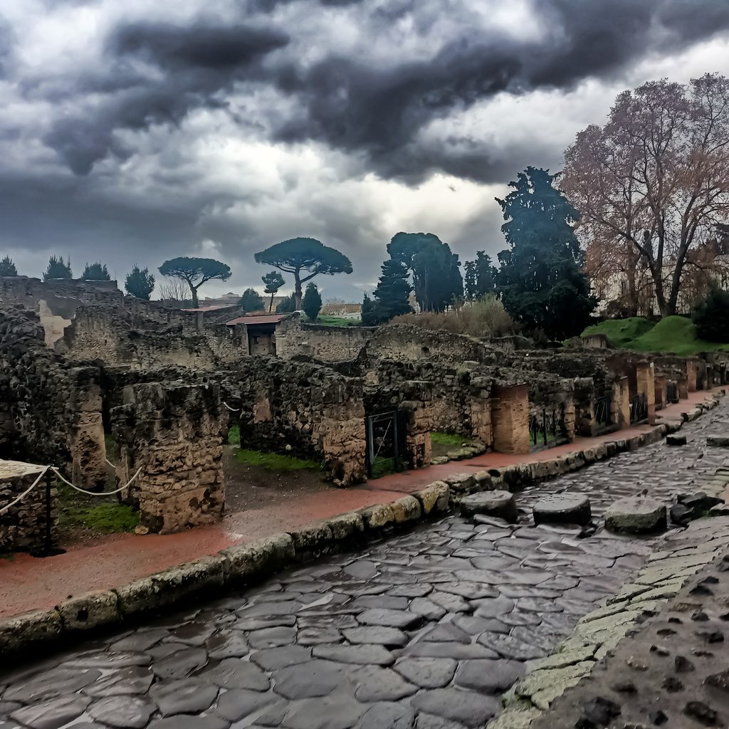 Ruiny starożytnych Pompejów pod ciemnym, pochmurnym niebem