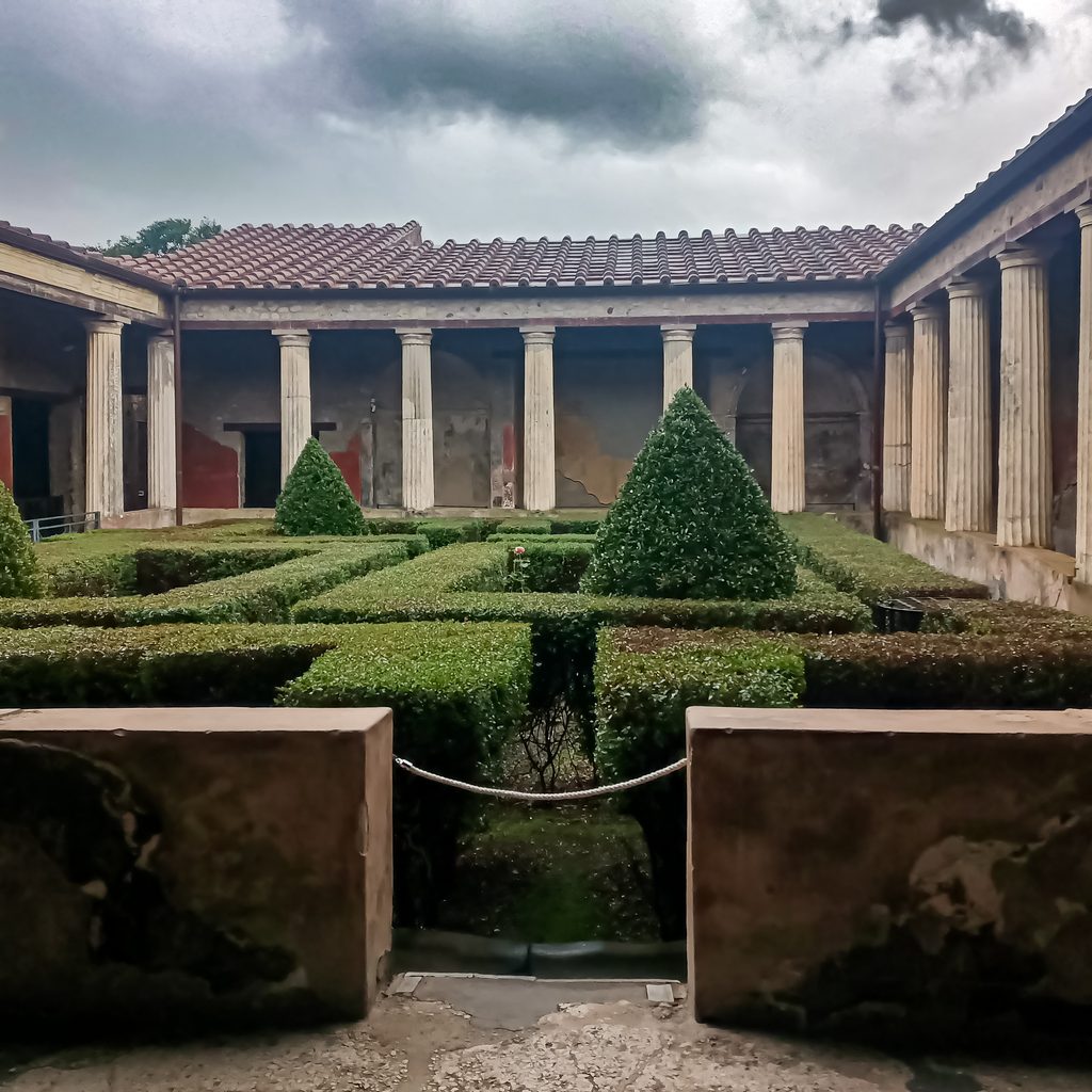 Ogród perystylowy z kolumnadą w DOMU MENANDRA w Pompejach