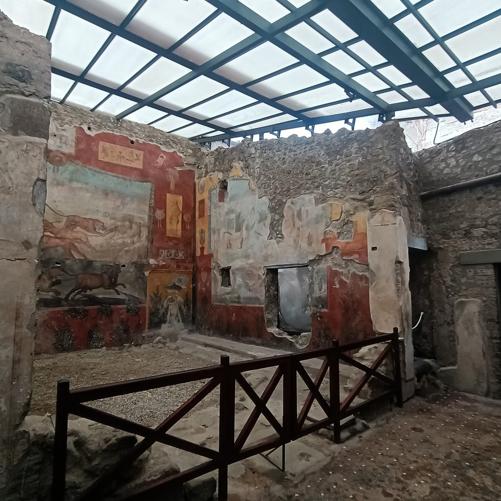 Zachowane freski ścienne we wnętrzu jednego z domów w starożytnych Pompejach