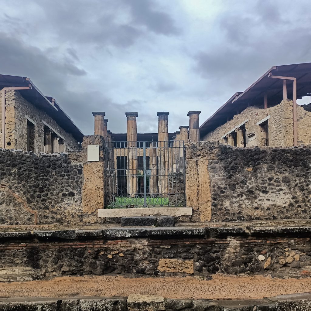 Pozostałości kolumnady i zabudowań jednego z domów w starożytnych Pompejach