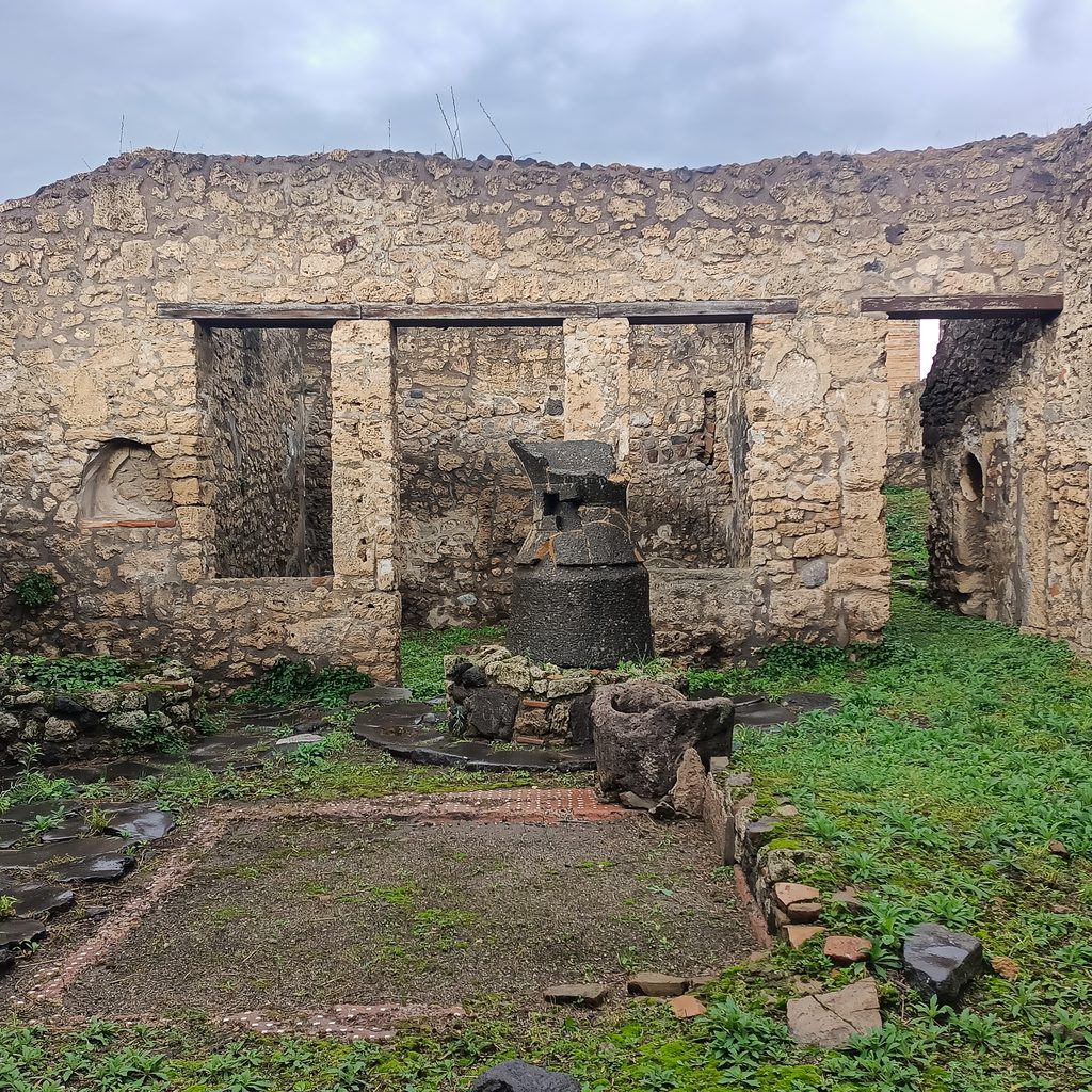 Kamienny młyn do mielenia zboża w jednej z dawnych piekarni w Pompejach