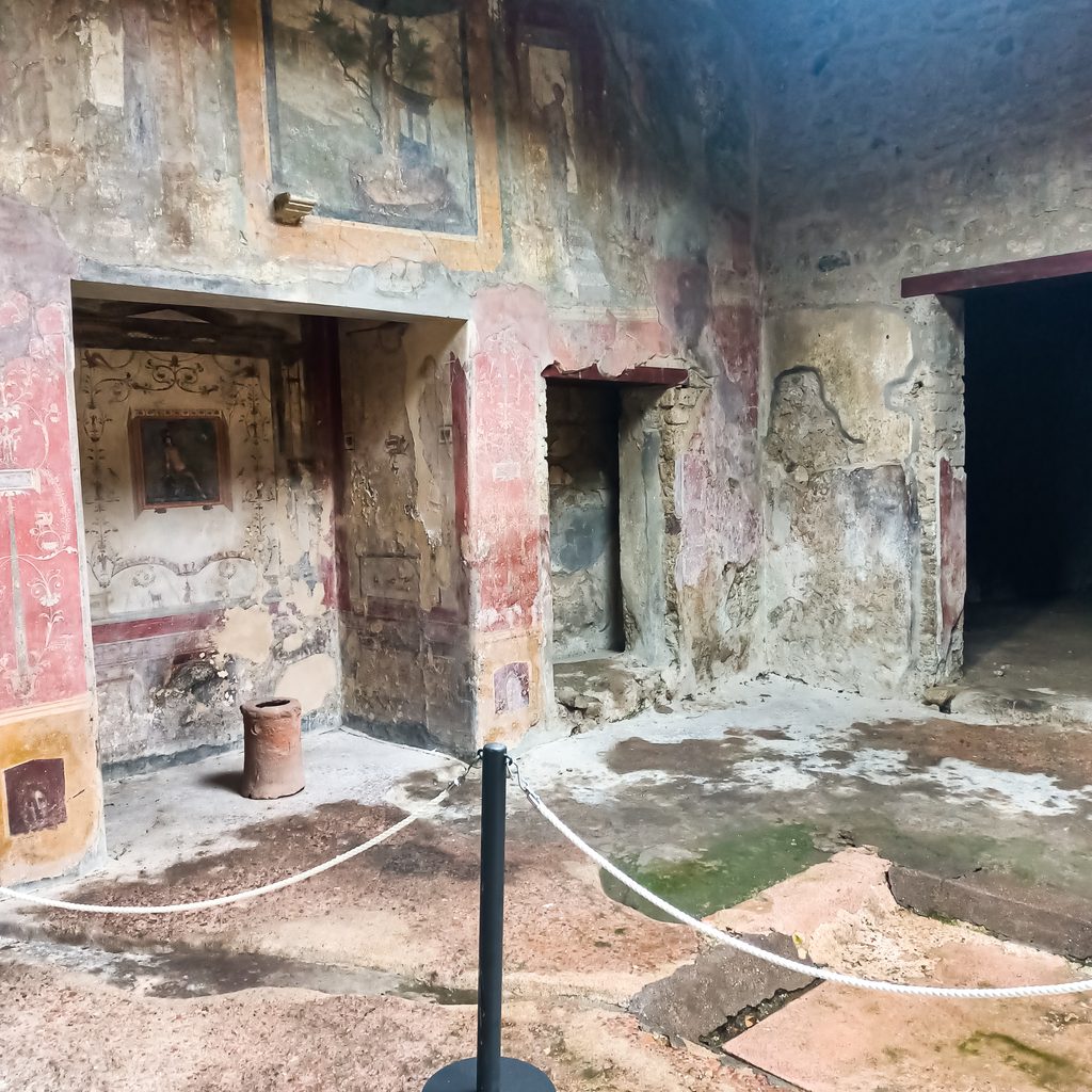 Wnętrze domu w Pompejach z zachowanymi freskami i oryginalnymi dekoracjami ściennymi