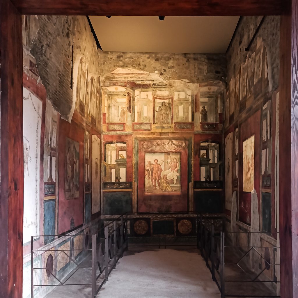 Bogato zdobione wnętrze DOMU MENANDRA w Pompejach z zachowanymi freskami ściennymi