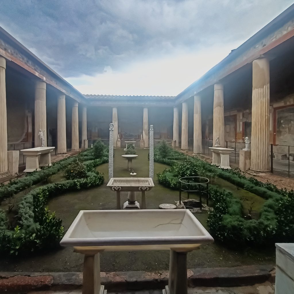 Ogród perystylowy z kolumnadą w DOMU MENANDRA w Pompejach