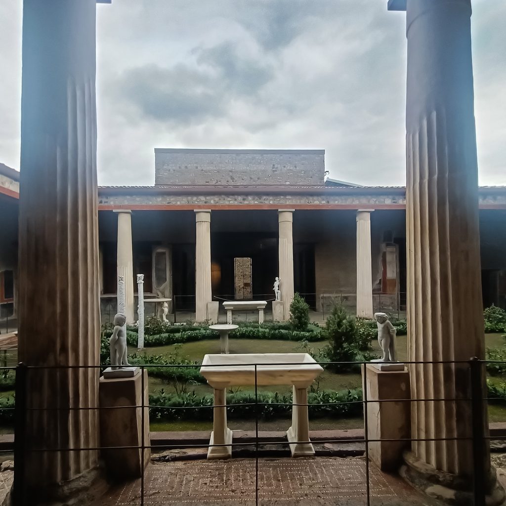 Perystyl z wewnętrznym ogrodem w DOMU MENANDRA w Pompejach