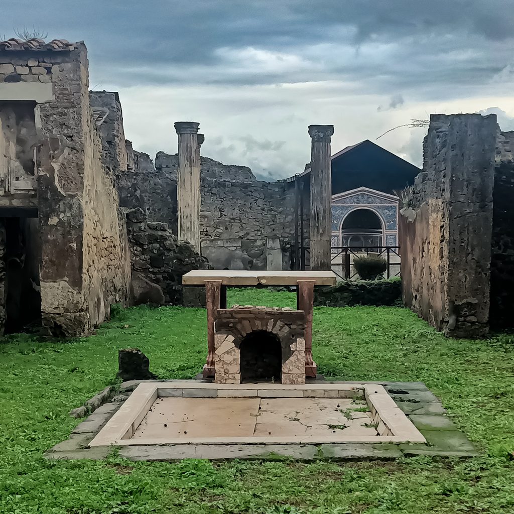 Impluvium na dziedzińcu DOMU SIRICO w starożytnych Pompejach