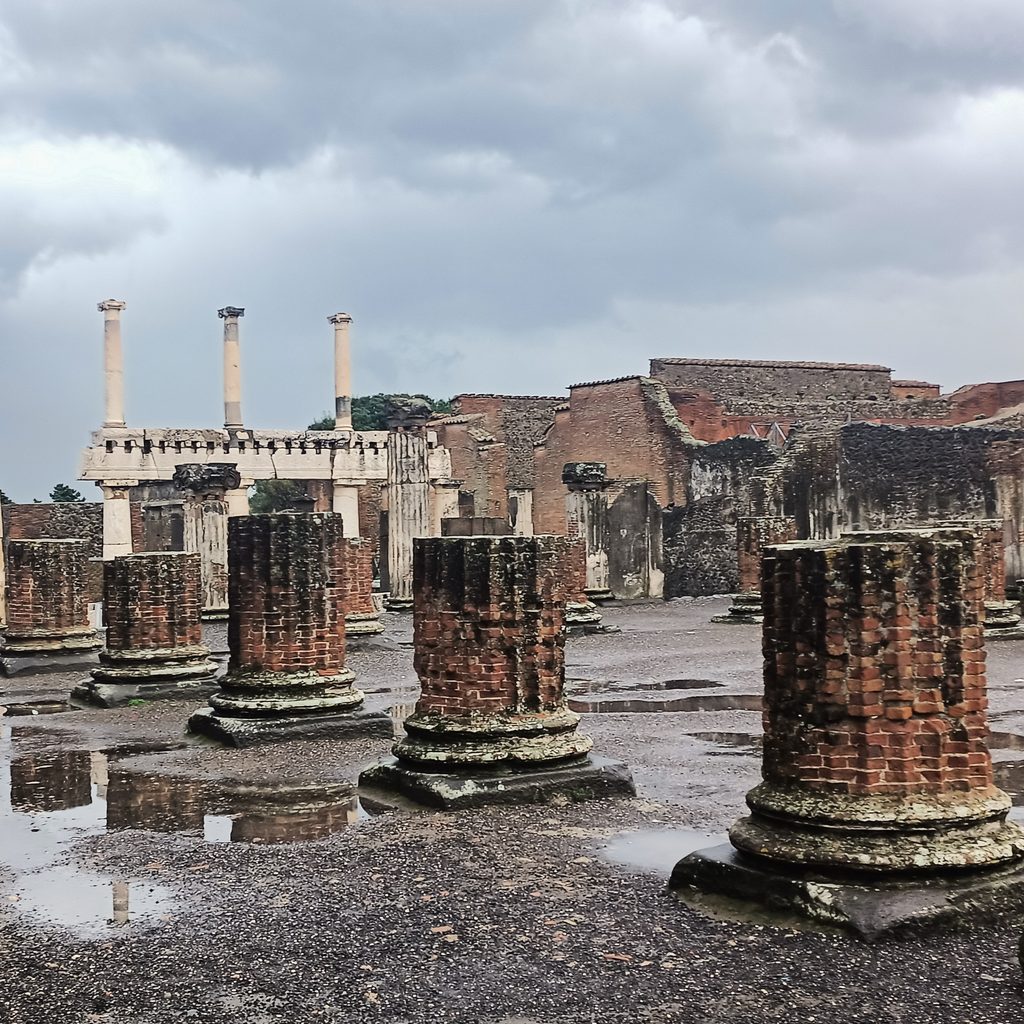 Pozostałości kolumn i budynków publicznych w reprezentacyjnej części starożytnych Pompejów