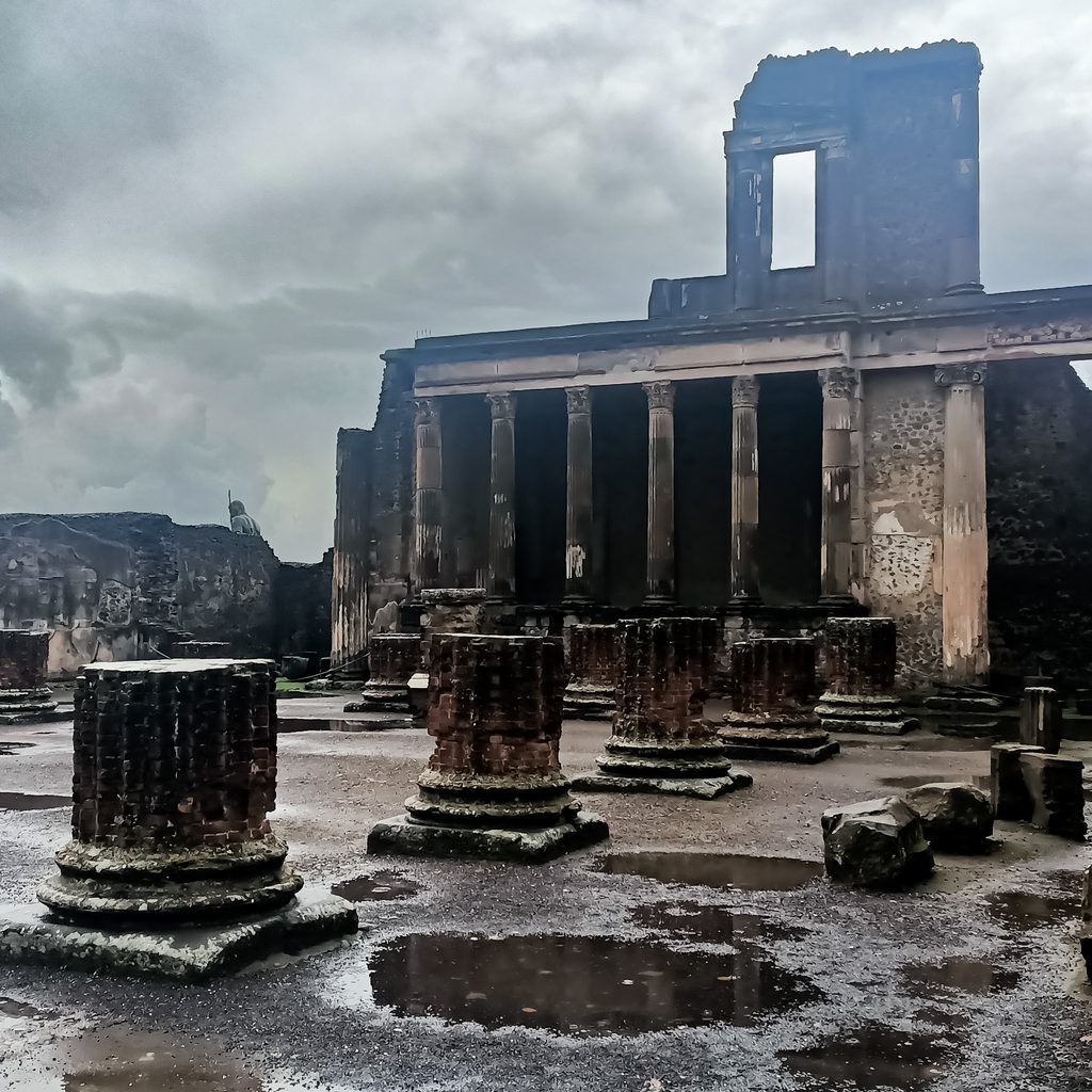 Bazylika w Pompejach z zachowanymi kolumnami i fragmentem monumentalnej ściany