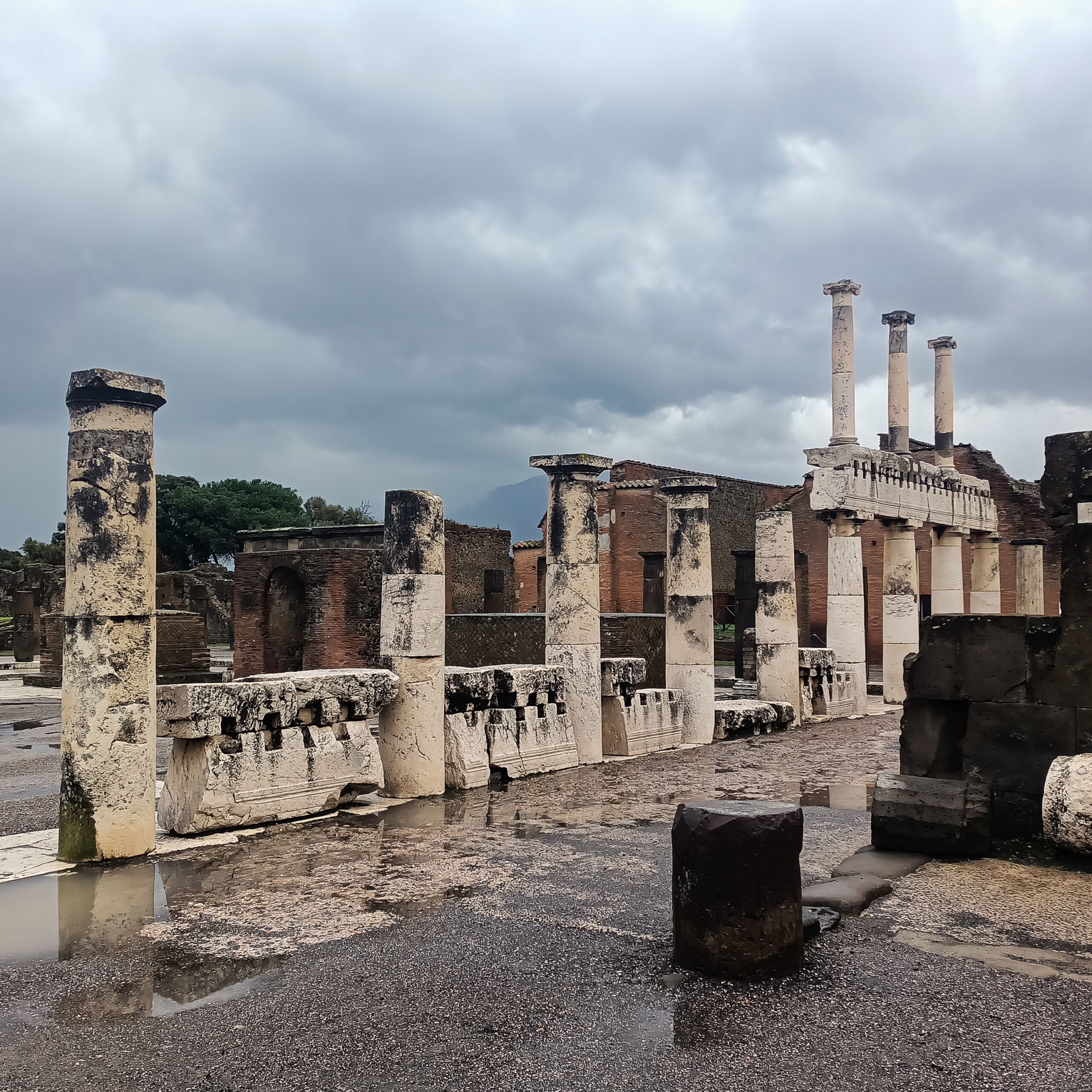 Ruiny starożytnych Pompejów z kolumnami i zabudowaniami archeologicznymi