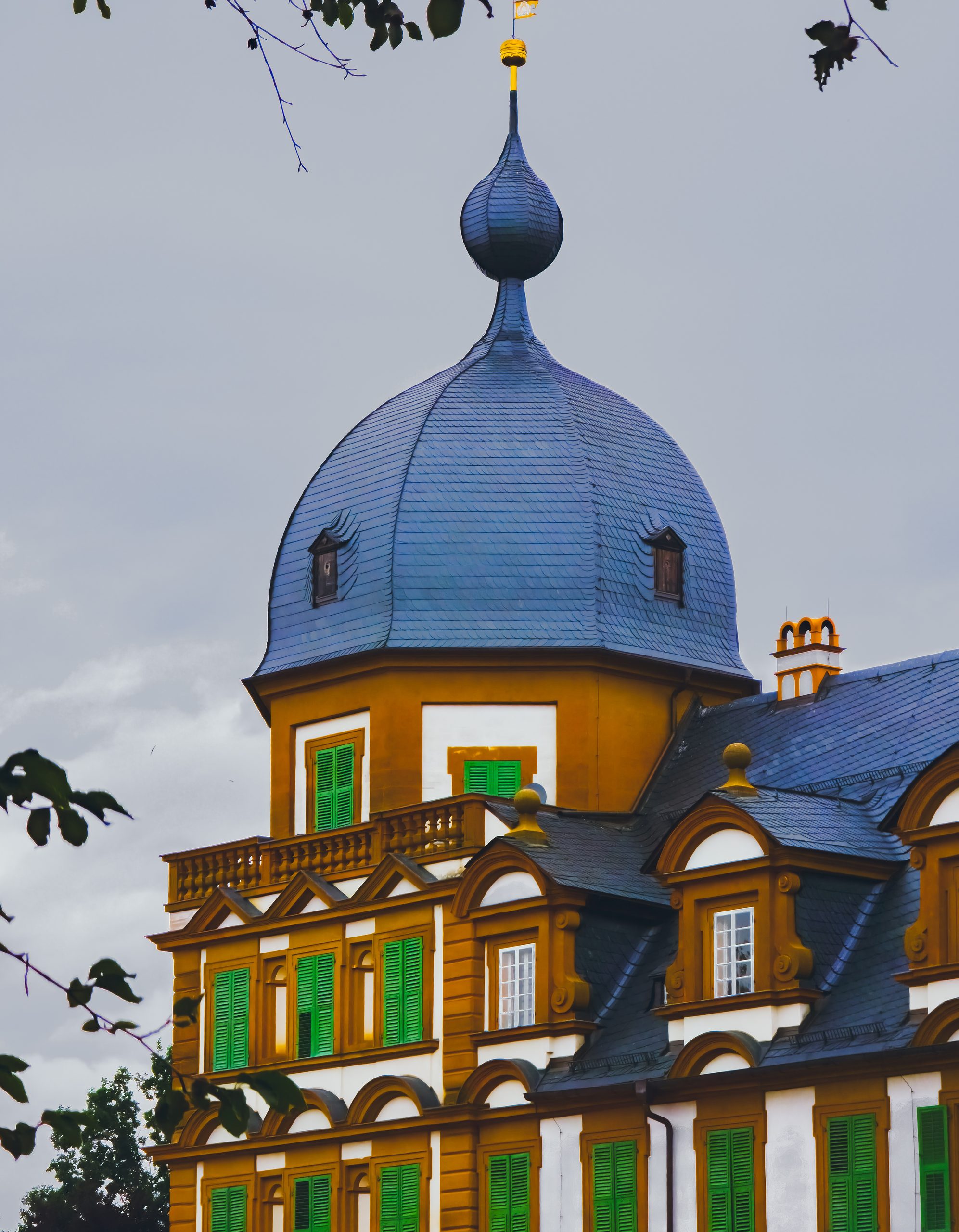 Fragment pałacu Seehof w Memmelsdorfie z narożną wieżą, cebulastą kopułą i zielonymi okiennicami
