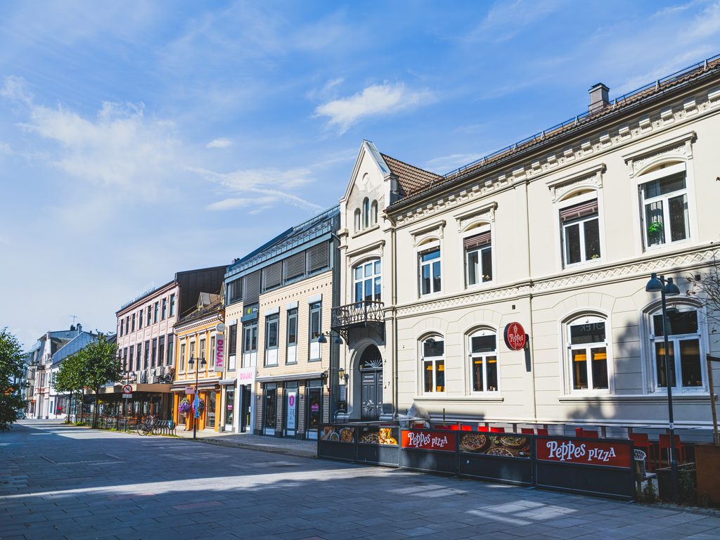 Zabytkowe kamienice z ozdobnymi fasadami przy ulicy w centrum Kristiansand, Norwegia.