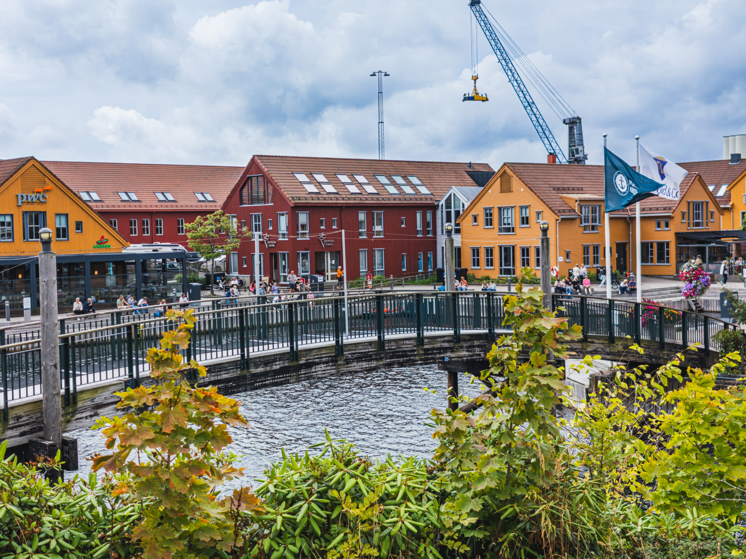 Kolorowe drewniane budynki nad wodą w dzielnicy Fiskebrygga w Kristiansand, Norwegia.